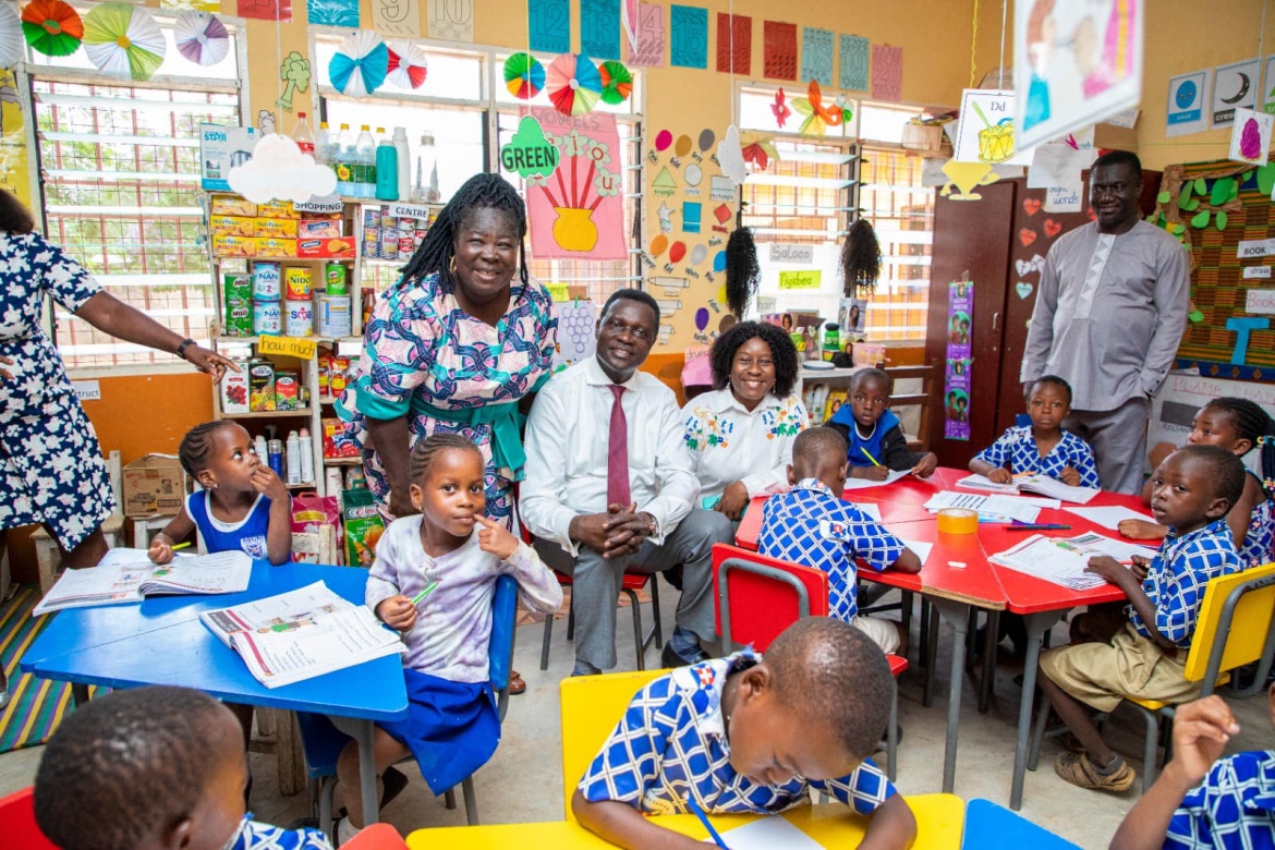 Le personnel de Sabre Education accueille le ministre de l'Éducation du Ghana, le Dr Yaw Osei Adutwum, à l'Aburi Presby 'B' Kindergarten, une école soutenue par Sabre à Akuapim Sud, à l'Est du pays.
