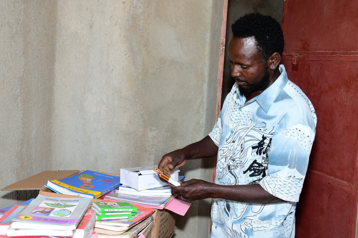 Un enseignant de l'école de Rakia distribuant les manuels nouvellement imprimés grâce au financement du GPE. Crédit : Raffaele Giuseppe