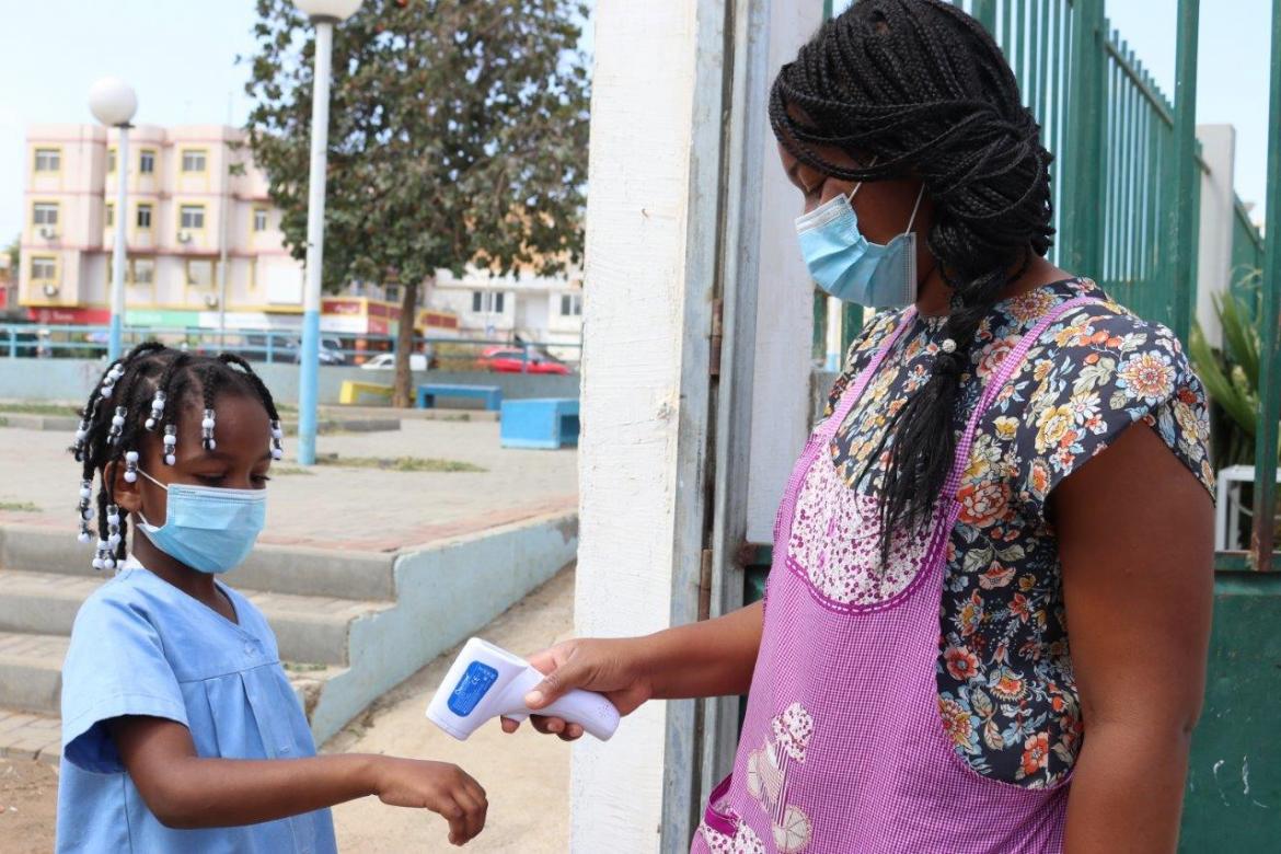 Sécurité sanitaire : contrôle de la température des élèves à l’entrée de l’école de Paiol, Praia. Crédit : UNICEF Cabo Verde