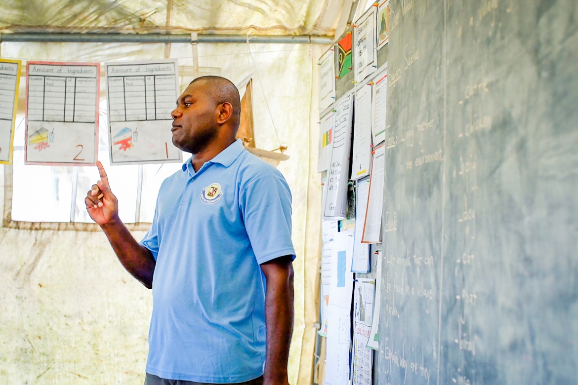 Un enseignant dispensant une leçon. Vanuatu. Crédit : GPE/Arlene Bax
