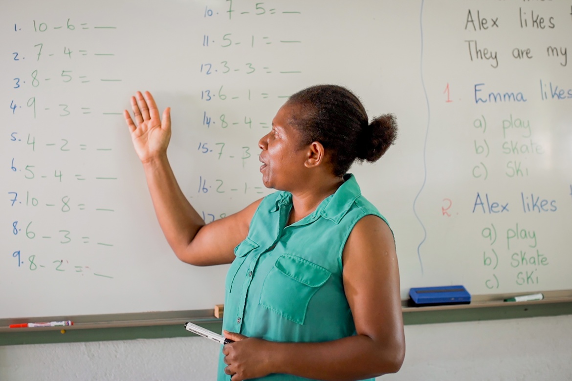 Janet est la première enseignante à être embauchée par le ministère de l'Éducation pour travailler avec des enfants handicapés. Vanuatu. Crédit : GPE/Arlene Bax