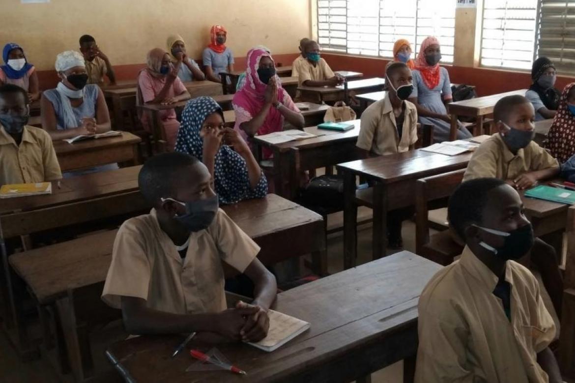 Des élèves d'une école de Mamou en Guinée portant des masques et respectant la distanciation physique. Crédit : Aboubakar Sidiki