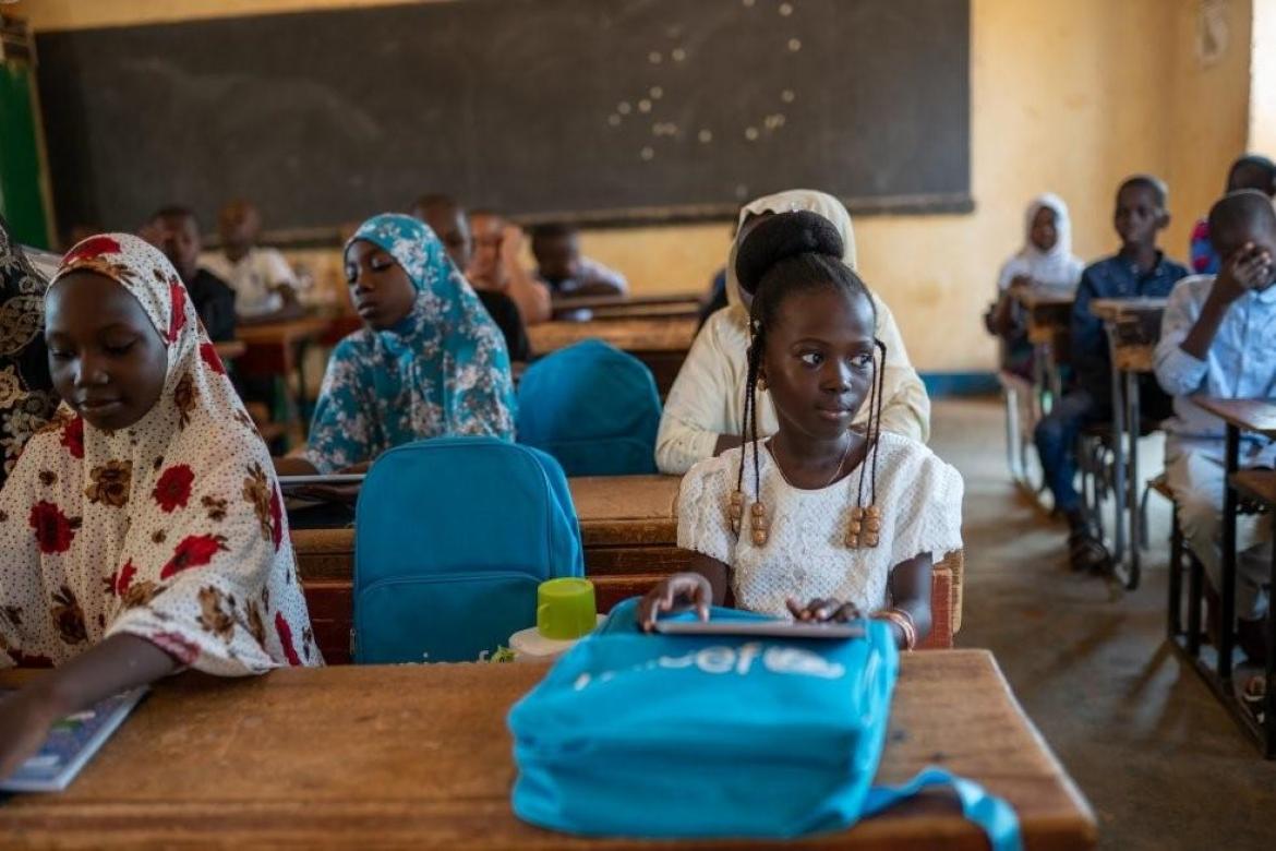 Soraya, 10 ans, assise dans sa salle de classe après la réouverture de son école dans le respect des mesures de sécurité sanitaire.