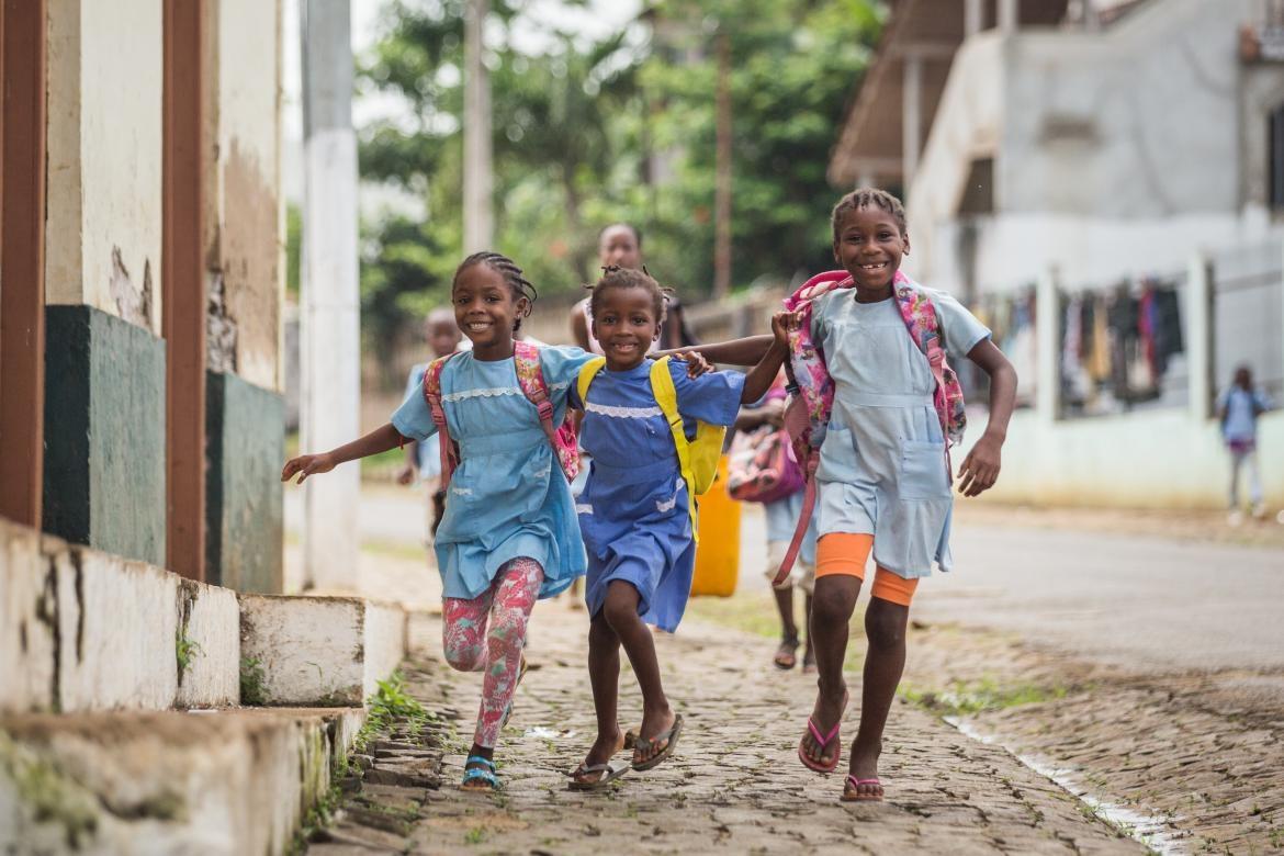 Leurs sacs sur le dos, ces filles courent dans les rues de Sao Tomé-et-Principe. Crédit : UNICEF São Tomé et Principe