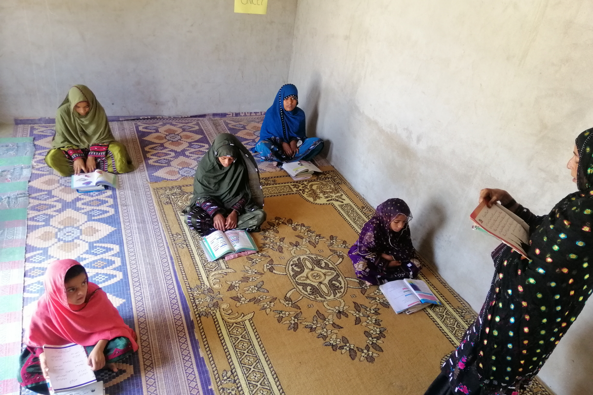 Mme Najeeba, élève au second cycle du secondaire, donnant des cours à ses jeunes frères et sœurs dans sa maison située à Tawakal Bazar Mundi, dans le district de Gwadar au Balouchistan, dans le cadre du programme « Mera Ghar Mera » (Ma maison Mon école). Tawakal Bazar Mundi, Tehsil Gwadar, district de Gwadar au Balouchistan. Crédit : UNICEF/Adil Nodezai, responsable du district de Gwadar au Balouchistan